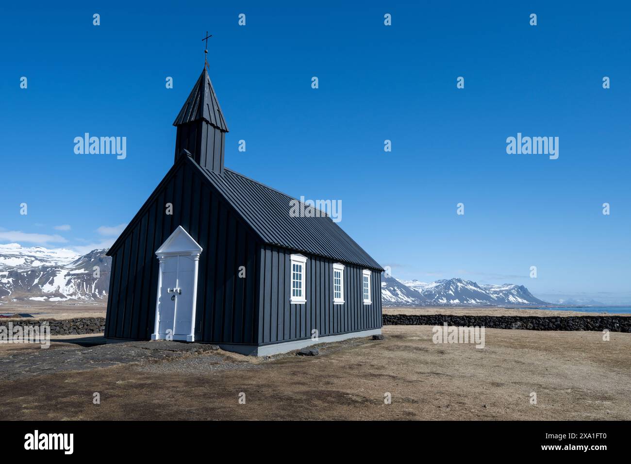 Islande, péninsule de Snaefellsnes, église Búðakirkja alias église noire. Petite église historique en bois construite sur un champ de lave, reconstruite en 1987, fi Banque D'Images