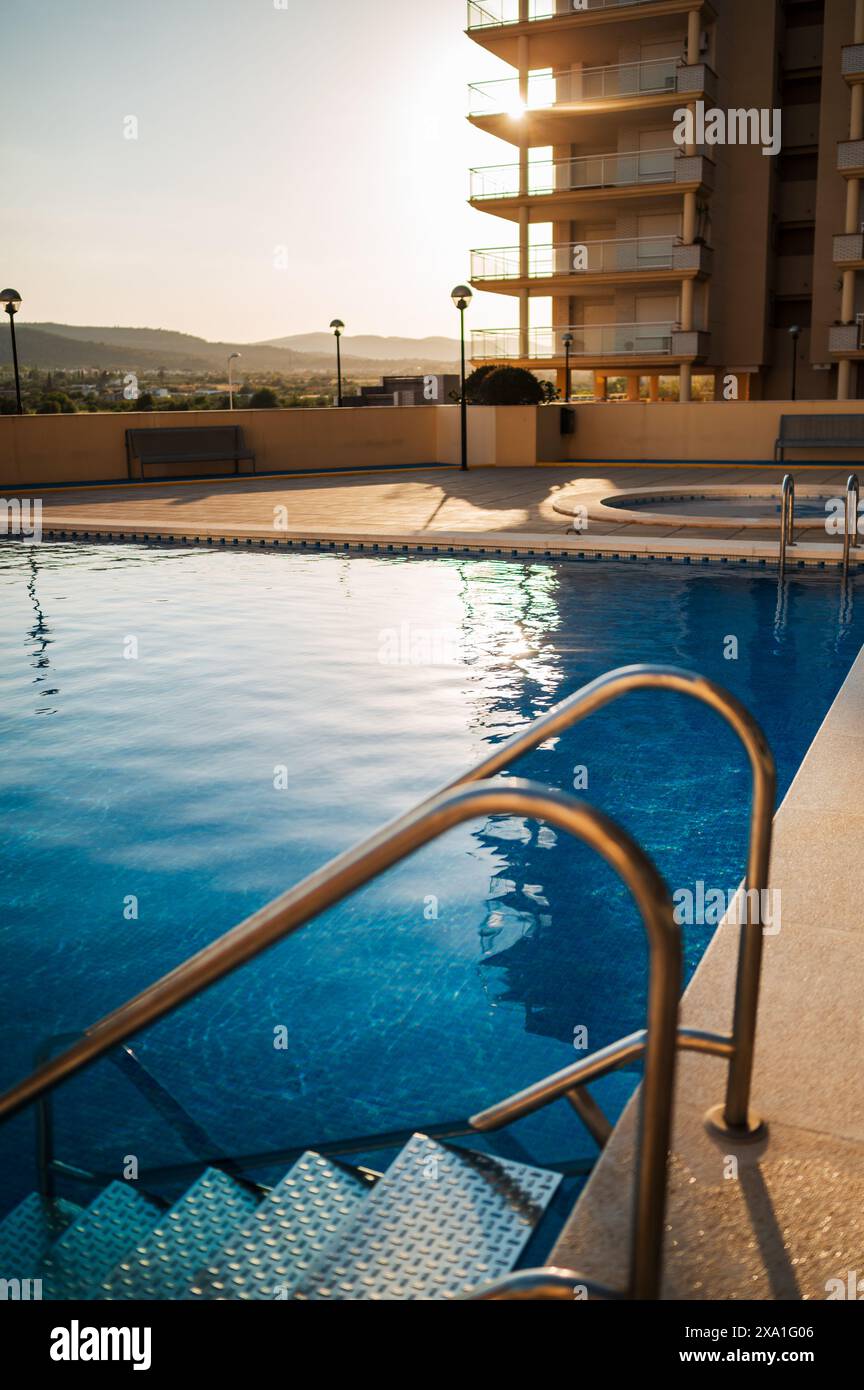 Piscine dans un condominium privé à Peñiscola au coucher du soleil, Castellon, Communauté valencienne, Espagne Banque D'Images