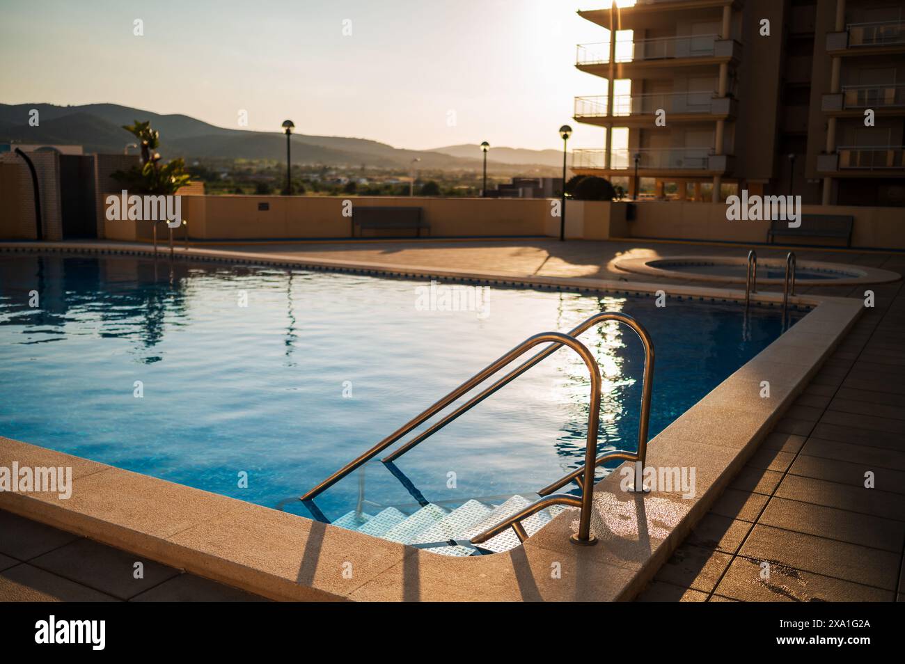 Piscine dans un condominium privé à Peñiscola au coucher du soleil, Castellon, Communauté valencienne, Espagne Banque D'Images