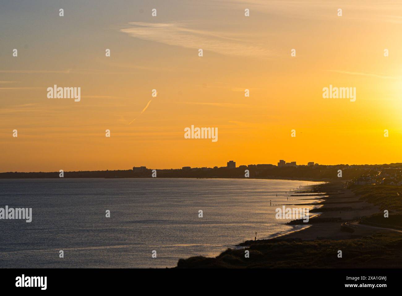 Le coucher de soleil de Hengistbury tête capturant de Southbourne Beach jusqu'à Poole Beach Banque D'Images