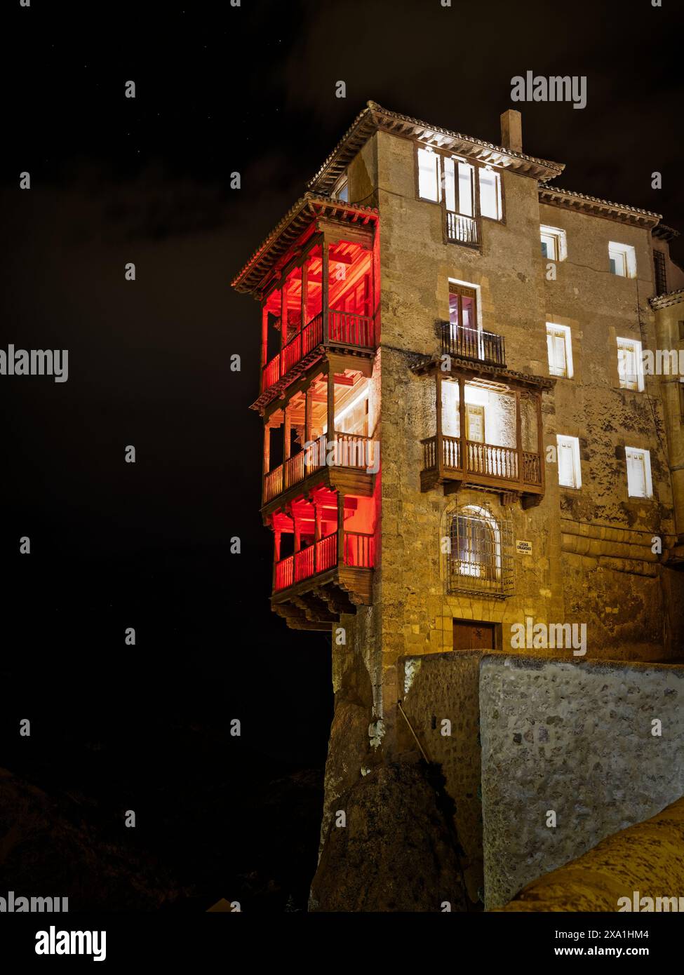 Une photo nocturne du monument emblématique des maisons suspendues à Cuenca, en Espagne Banque D'Images