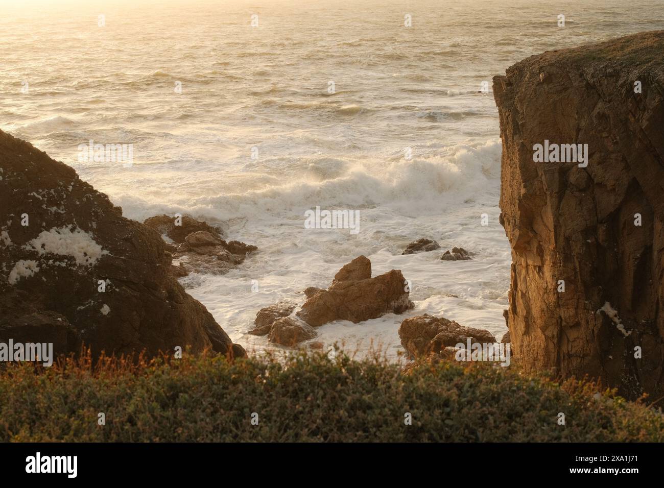 Un rivage rocheux avec des vagues qui s'écrasent Banque D'Images