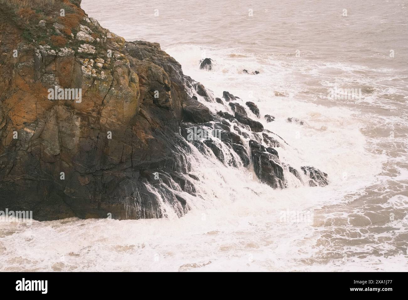 Un rivage rocheux avec des vagues qui s'écrasent Banque D'Images