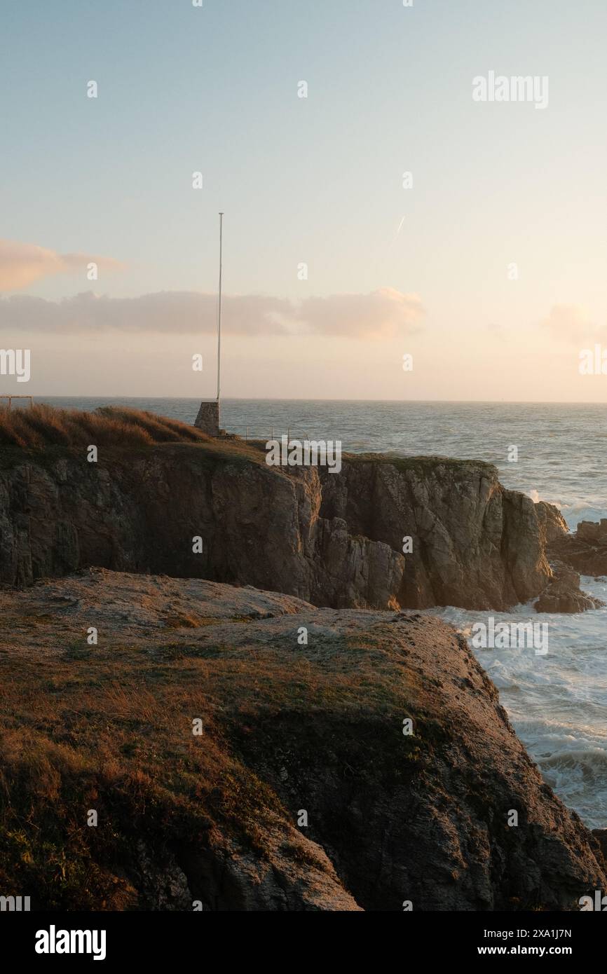 Un rivage rocheux avec des vagues qui s'écrasent Banque D'Images