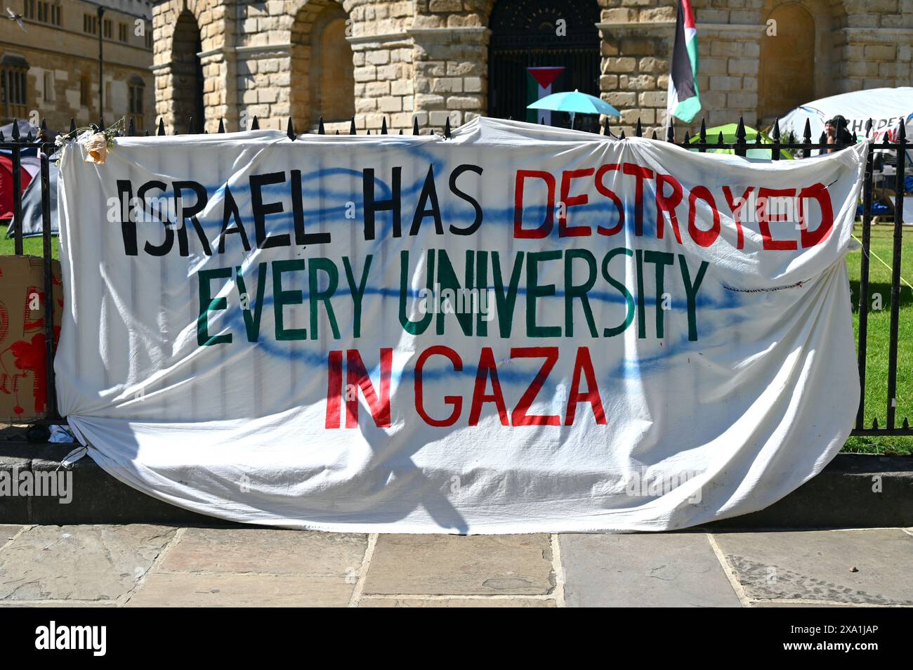 Bannière disant qu'Israël a détruit toutes les universités de Gaza à Oxford au Royaume-Uni. Banque D'Images