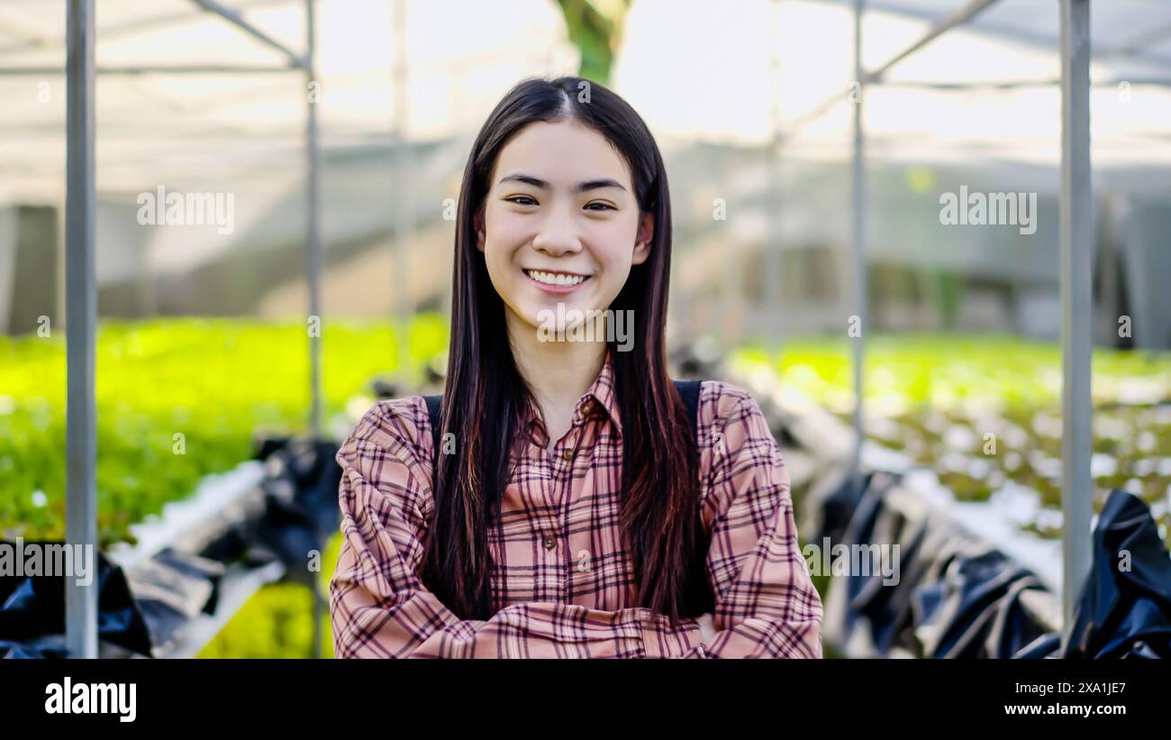 Femme asiatique travaillant en serre Banque D'Images