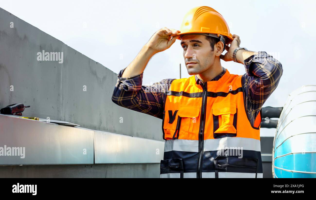 Un homme dans un gilet de sécurité orange faisant un geste sur le côté. Banque D'Images