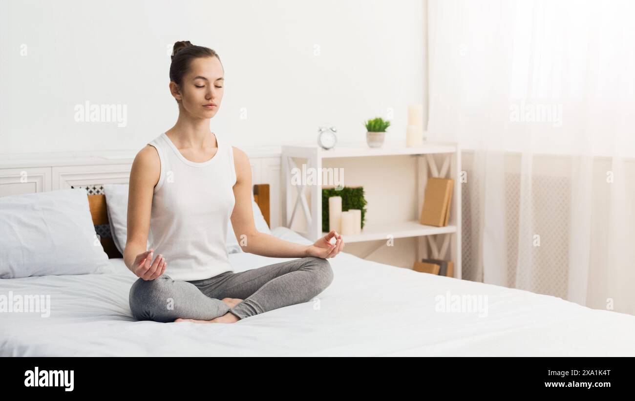 Méditation. Femme pratiquant le yoga le matin Banque D'Images