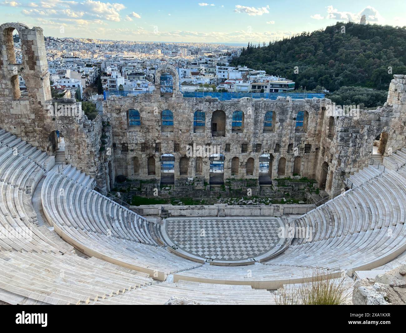 La vue du théâtre de Dionysos avec la ligne d'horizon de la ville en arrière-plan. Athènes, Grèce Banque D'Images