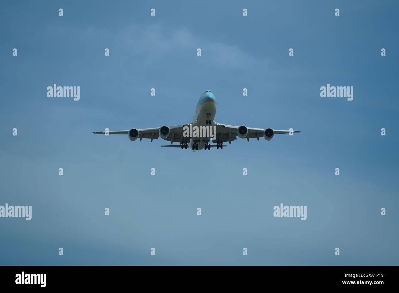 L'avion vole dans le ciel avec le train d'atterrissage abaissé Banque D'Images