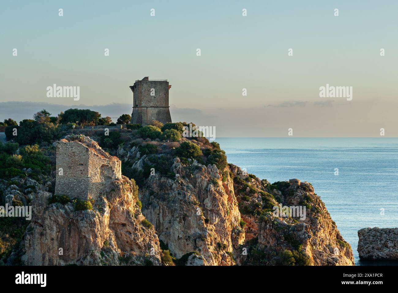 Vue sur la tour Tonnara et la tour Doria, Scopello, Sicile. Italie Banque D'Images