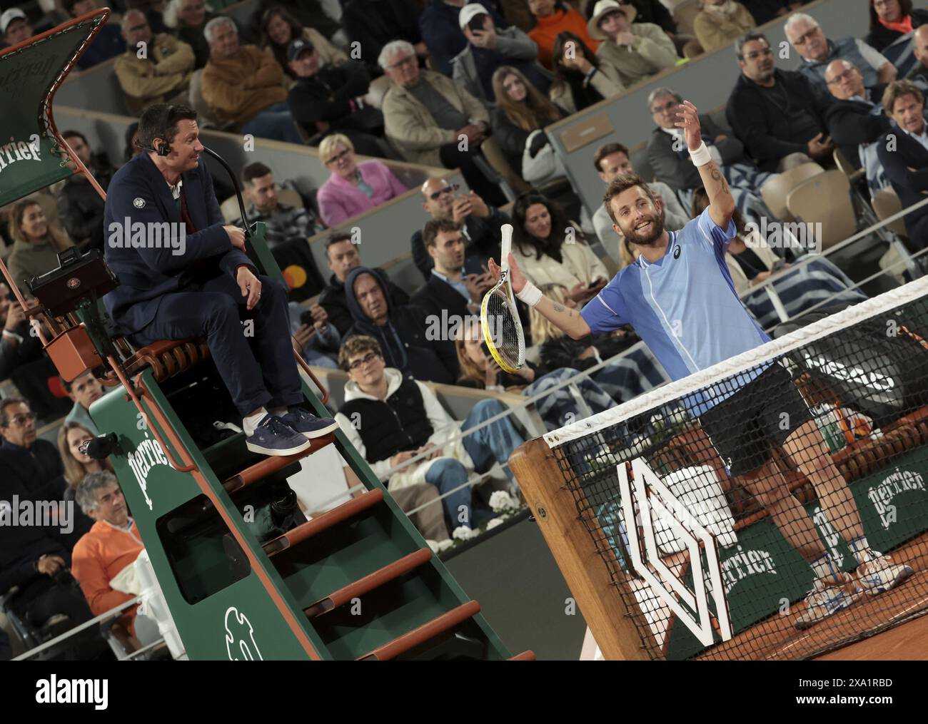 Corentin Moutet de France se dispute avec le président-arbitre lors de la 8e journée de l'Open de France 2024, Roland-Garros 2024, Grand Chelem tournoi de tennis le 2 juin 2024 au stade Roland-Garros à Paris, France Banque D'Images