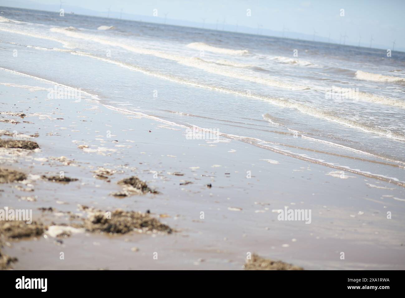 Les vagues de l'océan s'écrasent sur un rivage sablonneux Banque D'Images