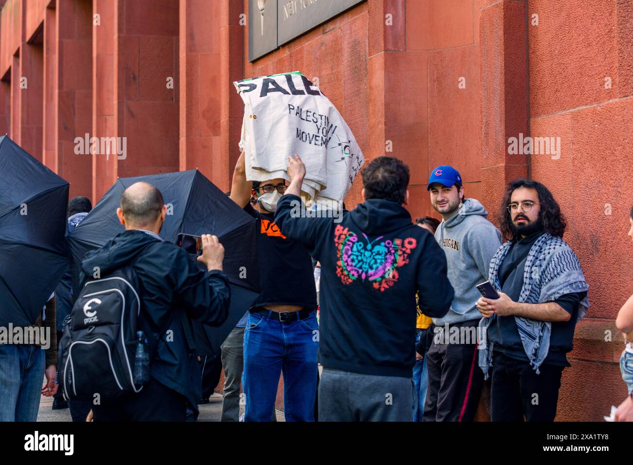 NewYork, Amérique - 24 avril 2024 : des activistes avec des drapeaux et des slogans appellent à une pancarte palestinienne gratuite Banque D'Images