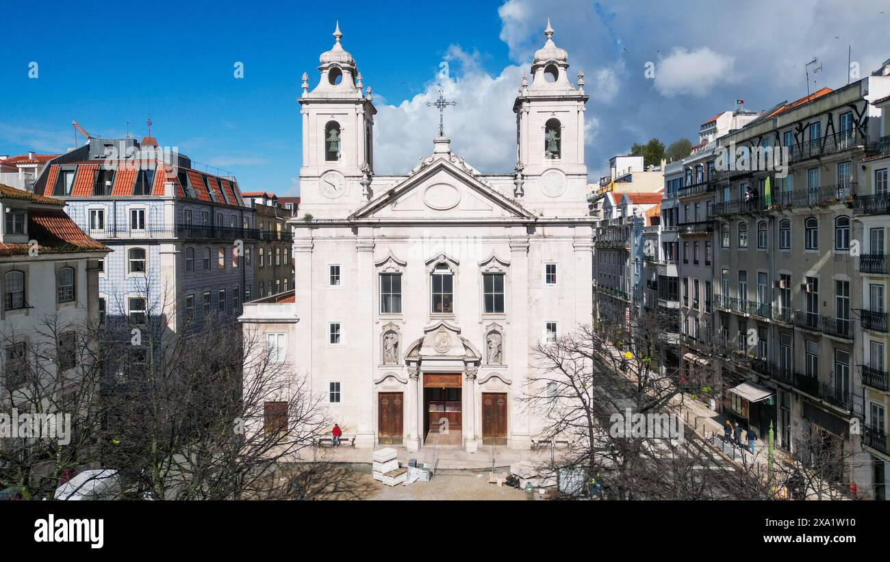 Vue aérienne de l'église de Sao Paulo avec le paysage urbain de Lisbonne en arrière-plan, Lisbonne, Portugal Banque D'Images