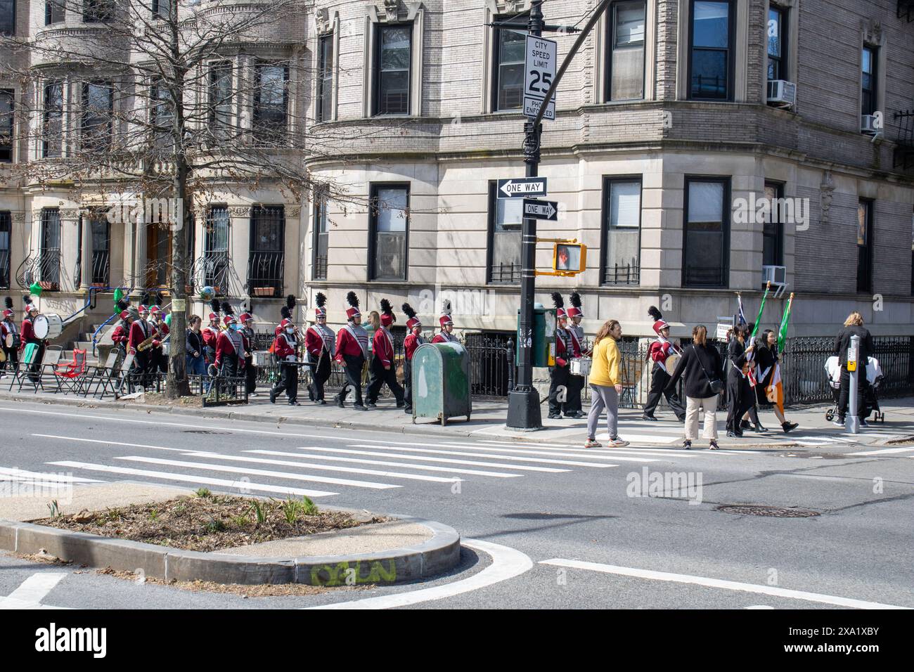 Les musiciens en uniforme le jour de la Saint Patrick à New York Banque D'Images