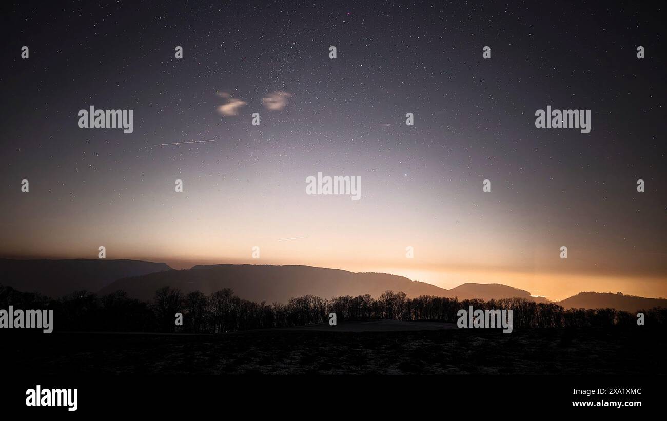 La lune brille au-dessus de la montagne et du sommet de la colline la nuit Banque D'Images La lune brille au-dessus de la montagne et du sommet de la colline la nuit Banque D'Images