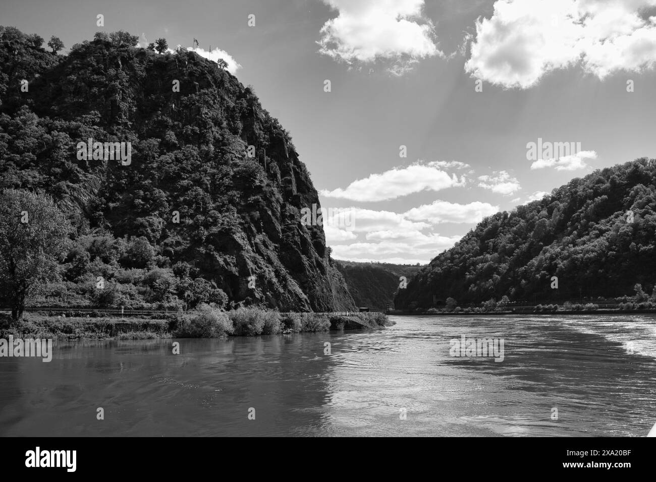 Une image monochrome d'un fleuve avec des montagnes lointaines en arrière-plan, Rhin, Allemagne Banque D'Images