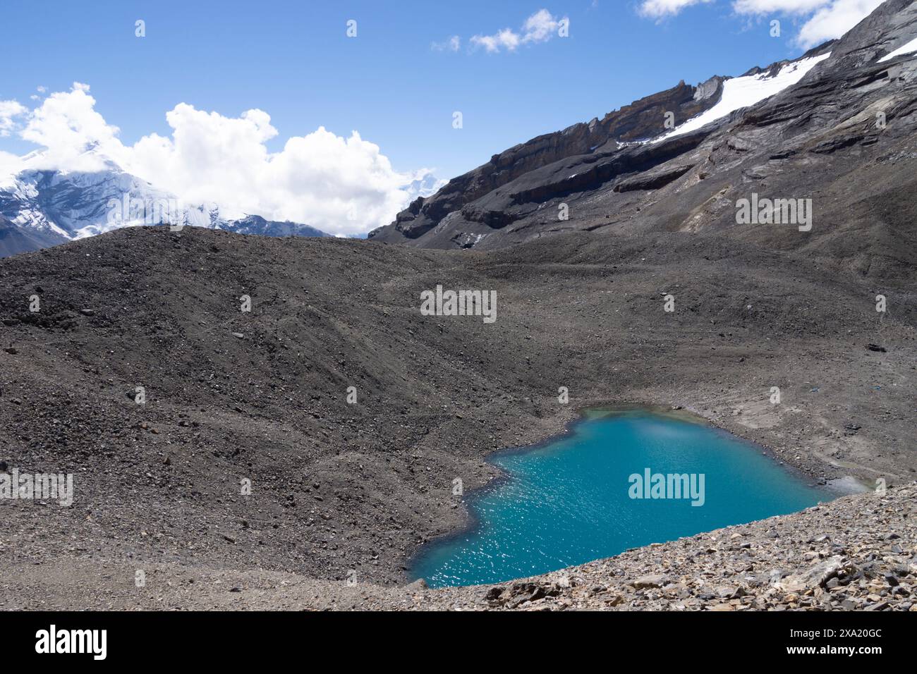 Montagnes enneigées entourant un lac immaculé Banque D'Images