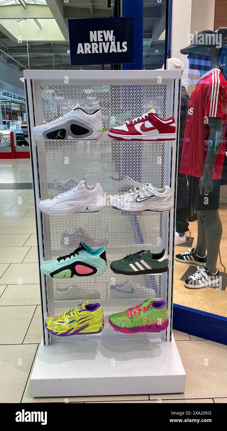 Les différents types de baskets présentés devant le magasin dans un centre commercial Banque D'Images