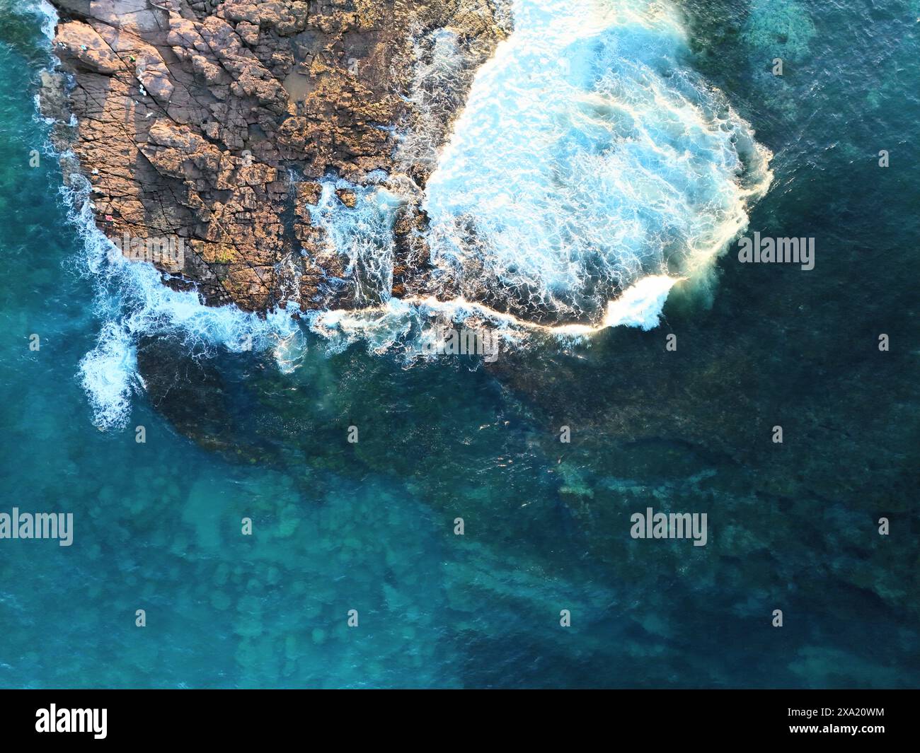 Une vue aérienne d'une vague frappant un récif à Shellharbour. Banque D'Images