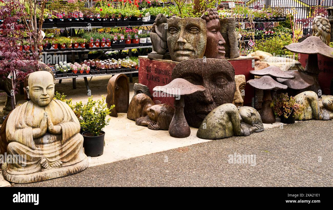 Nombreux ornements de jardin et plantes de literie à vendre sur un marché de jardin. Banque D'Images