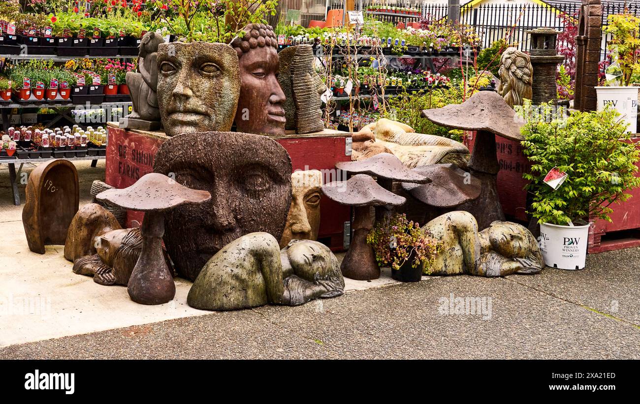 Nombreux ornements de jardin et plantes de literie à vendre sur un marché de jardin. Banque D'Images