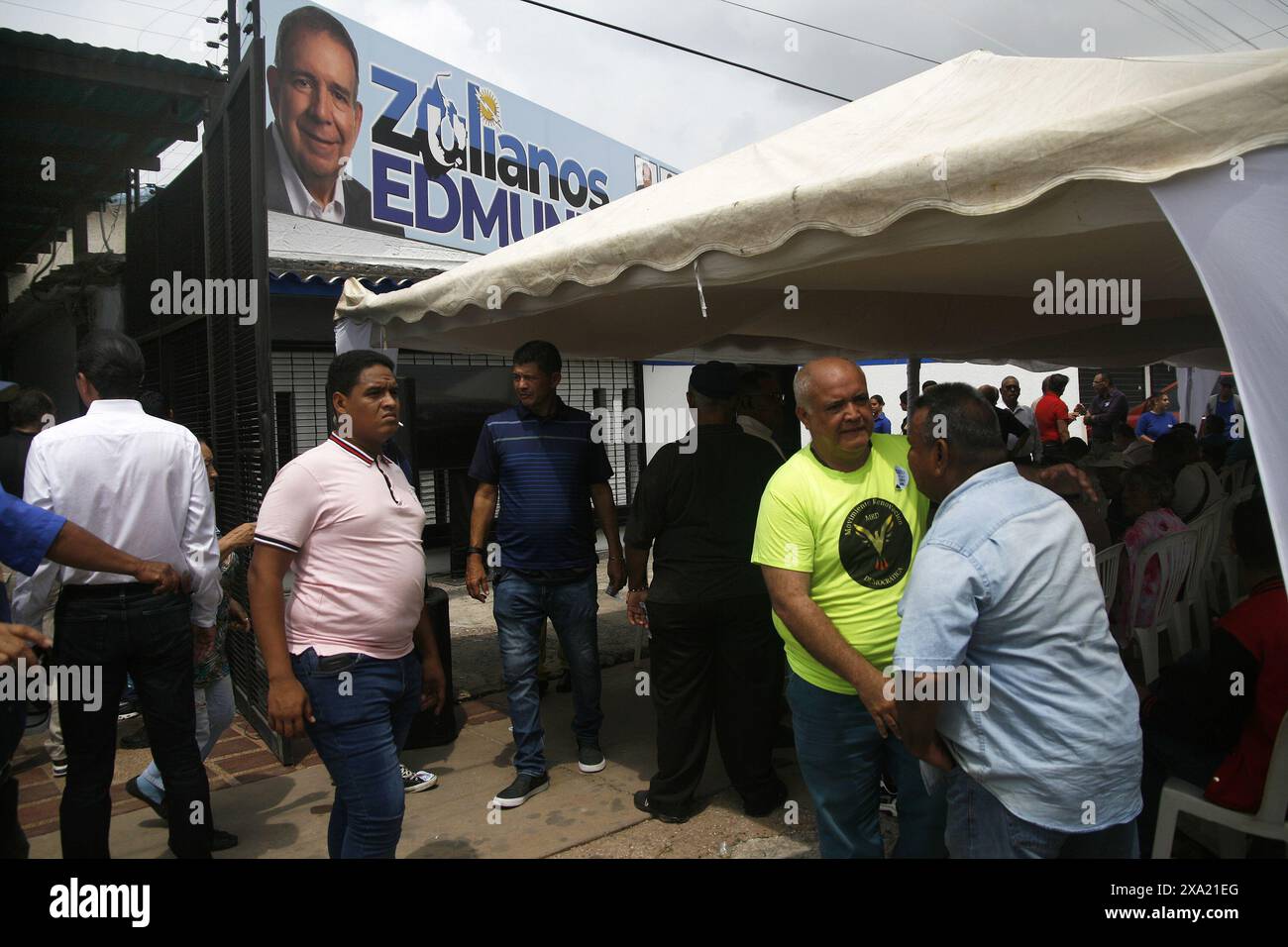 Venezuela-Maracaibo-03-05-2024. Le militantisme des différents partis politiques unis était présent pour apporter leur soutien aux directeurs des auvents politiques de l'État lors de l'inauguration du premier candidat de l'opposition 'Maison des volontaires avec Edmundo González', ce lundi 3 juin dans la ville de Maracaibo Venezuela. Activité qui a été menée dans tous les états du pays, et dont l'objectif fondamental est d'enseigner comment voter et d'encourager les électeurs vénézuéliens qui ne sont pas encore sûrs de voter. Lors des prochaines élections présidentielles le 28 juillet. (Photo Humberto Matheus/Sipa USA) Banque D'Images