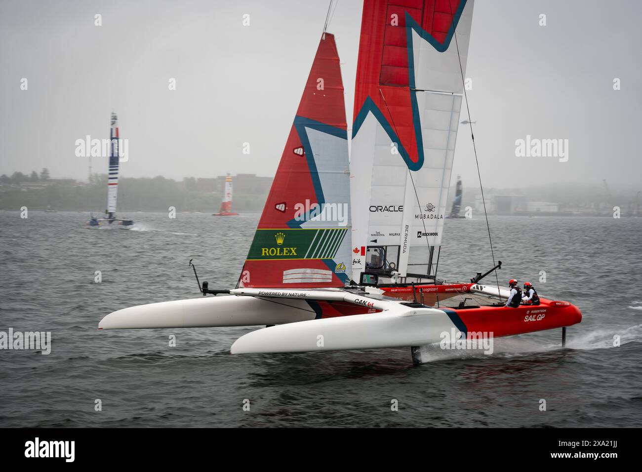 Équipe Canada vogue de près devant la foule lors du GP de voile de juin 2024 à Halifax, Nouvelle-Écosse, Canada. Banque D'Images