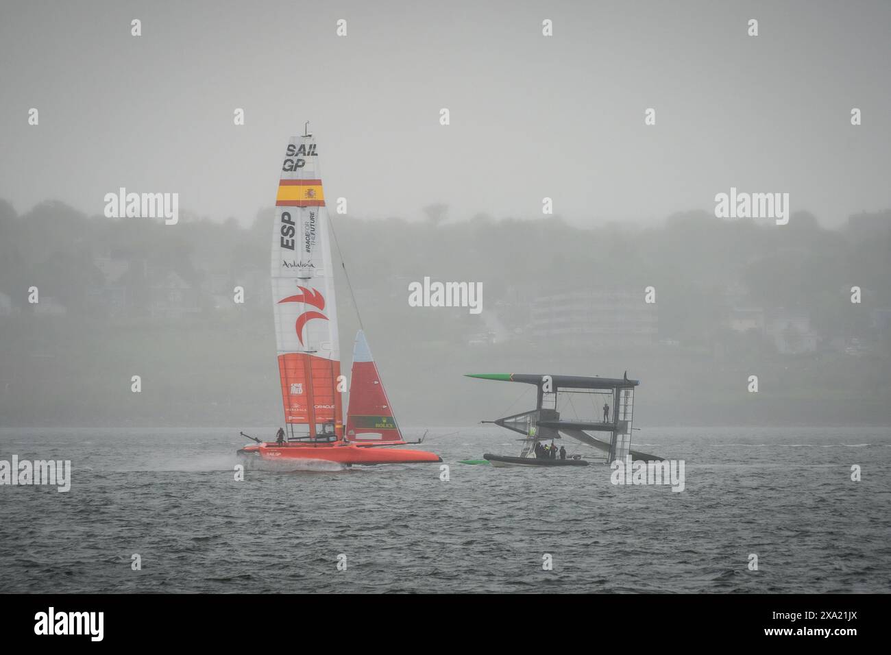 L’équipe espagnole passe devant l’équipe australienne chavirée lors du GP de voile de juin 2024 à Halifax, Nouvelle-Écosse, Canada. Banque D'Images