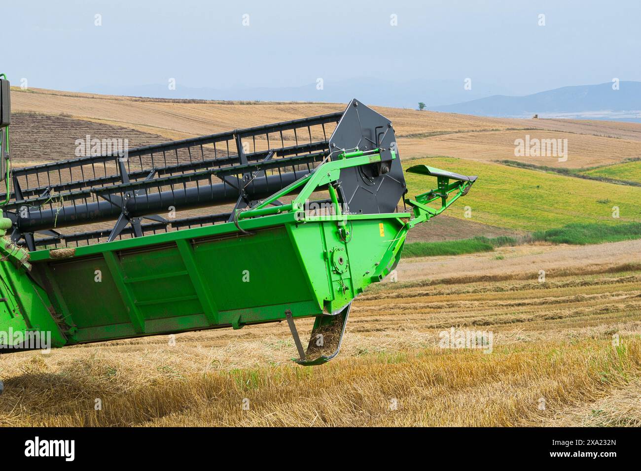 récolteuse au travail récoltant un champ de blé. Banque D'Images