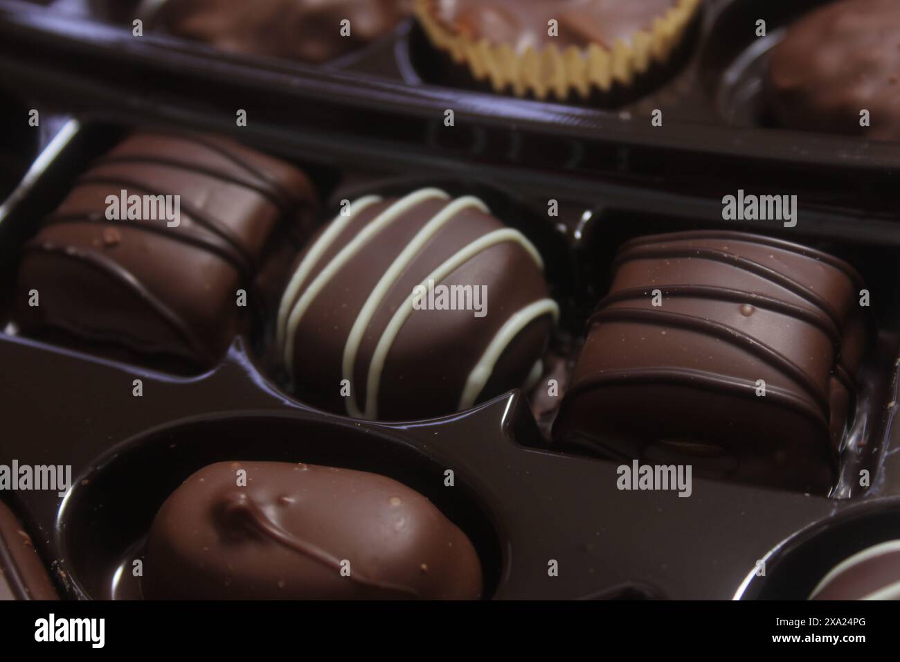 Un gros plan de chocolats dans une variété de saveurs Banque D'Images