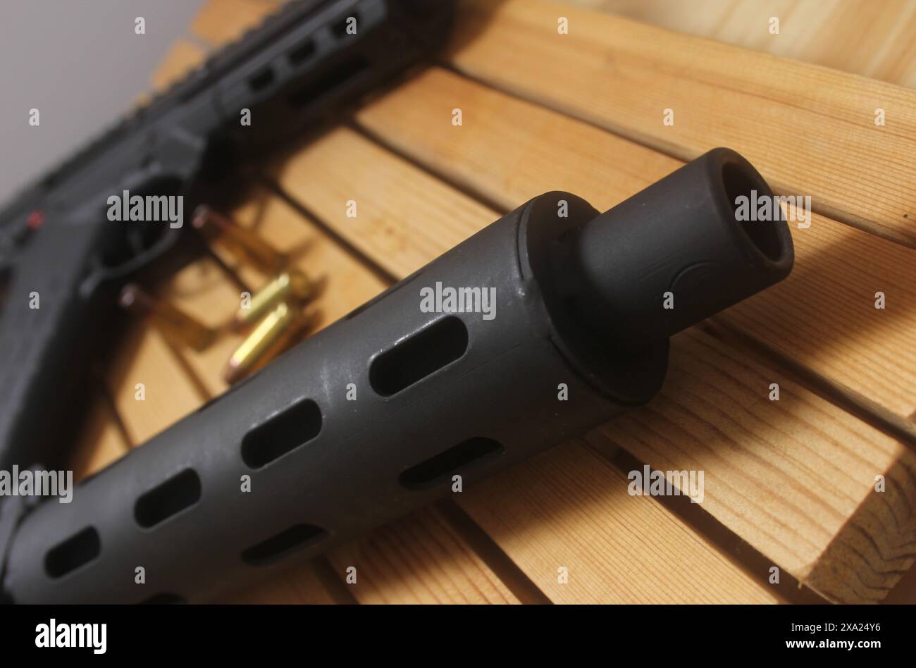 Un pistolet et des balles sur une table en bois Banque D'Images