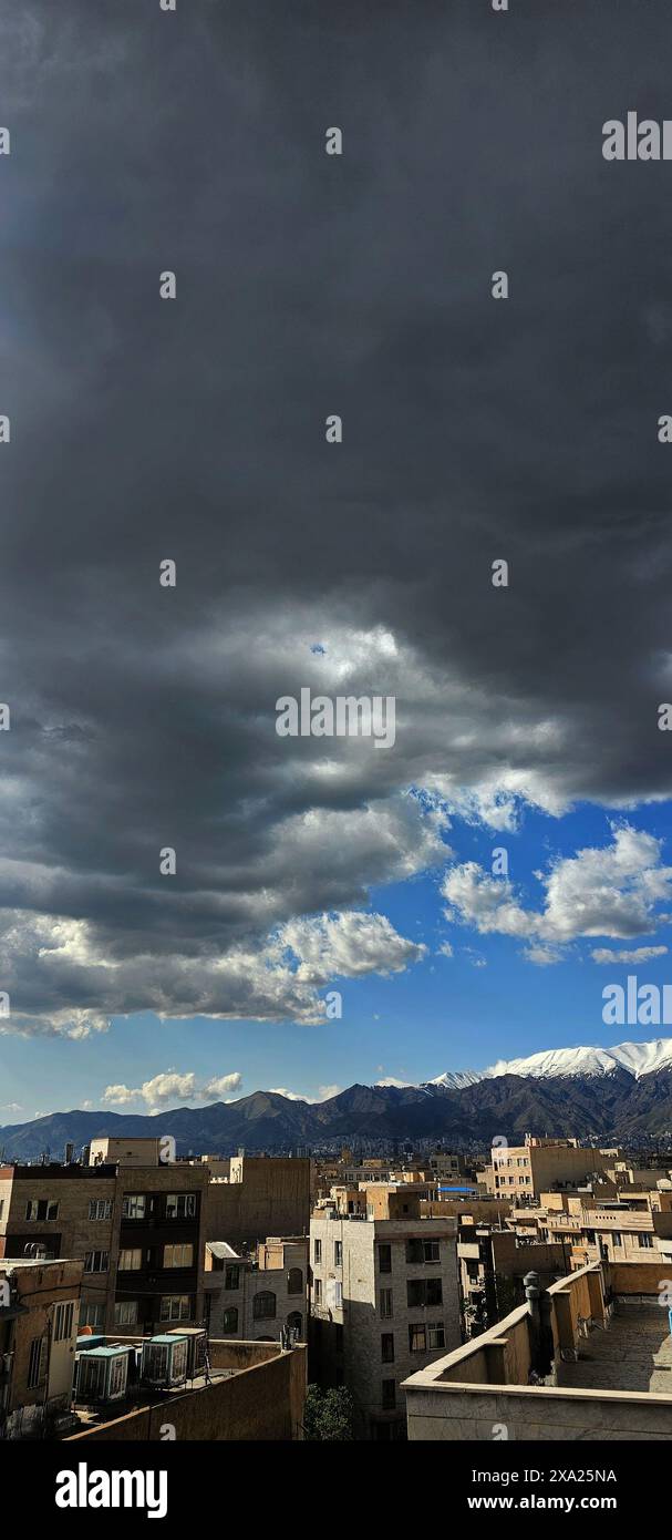 Un ciel couvert au-dessus d'une ville, avec de lourds nuages gris Banque D'Images