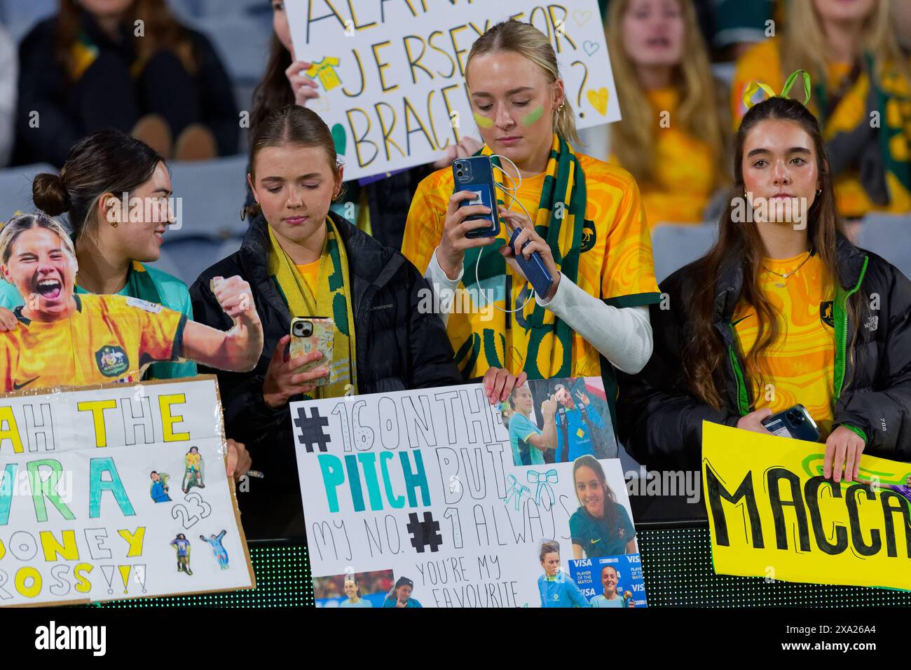 Sydney, Australie. 03 juin 2024. Les fans de CommBank Matildas montrent leur soutien avant le match amical international entre l'Australie et la Chine PR au stade Accor le 3 juin 2024 à Sydney, Australie crédit : IOIO IMAGES/Alamy Live News Banque D'Images