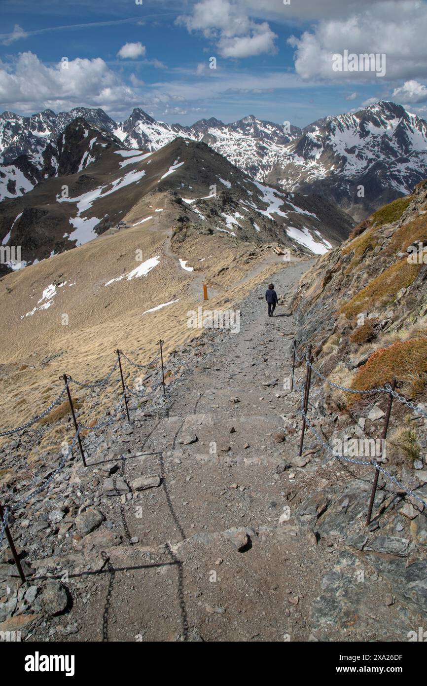Randonneurs montant sentier de montagne en groupe en Andorre Banque D'Images