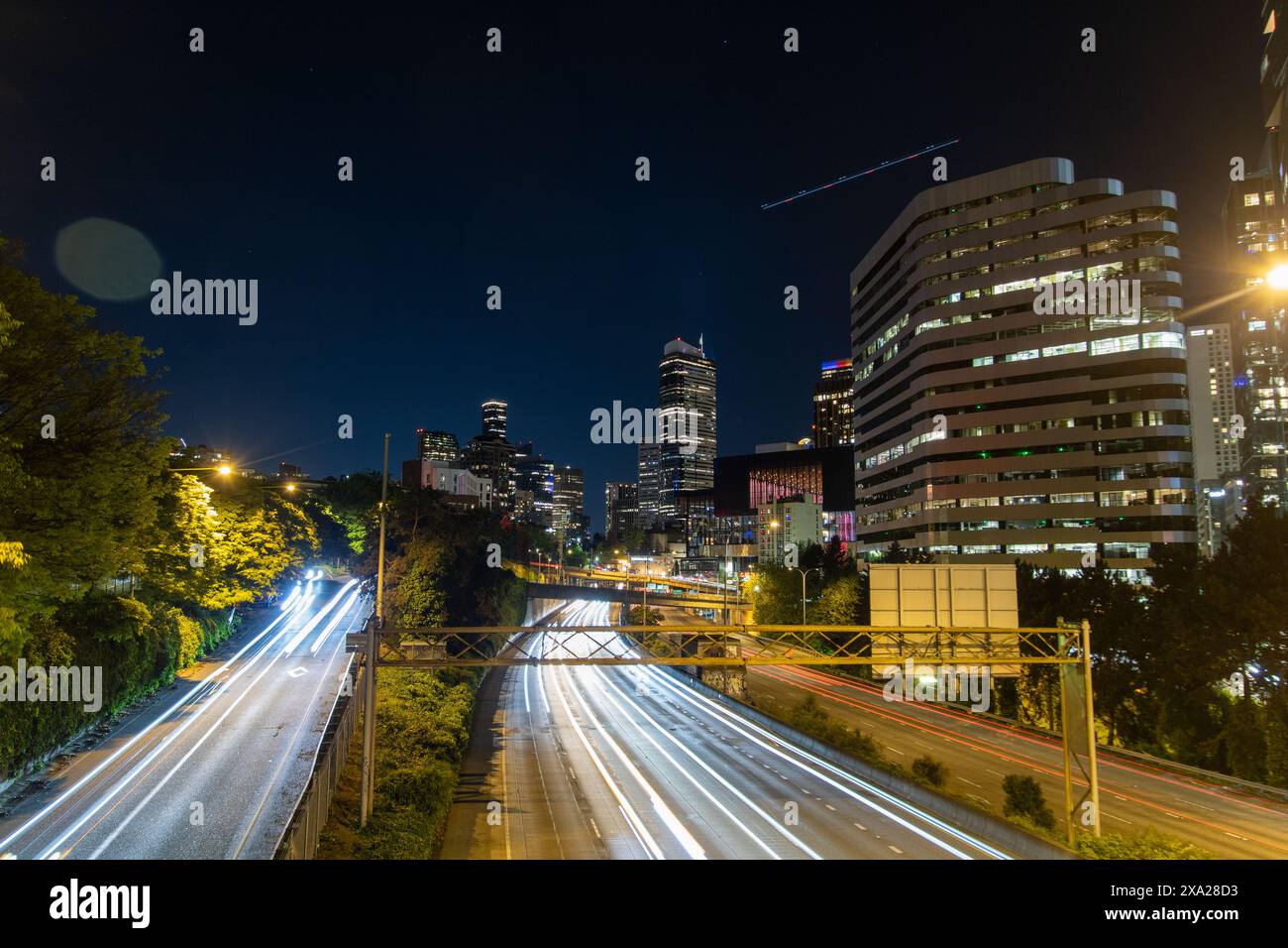 Seattle I-5 interstate longue exposition la nuit, phares de voiture et lumières de paysage urbain Banque D'Images