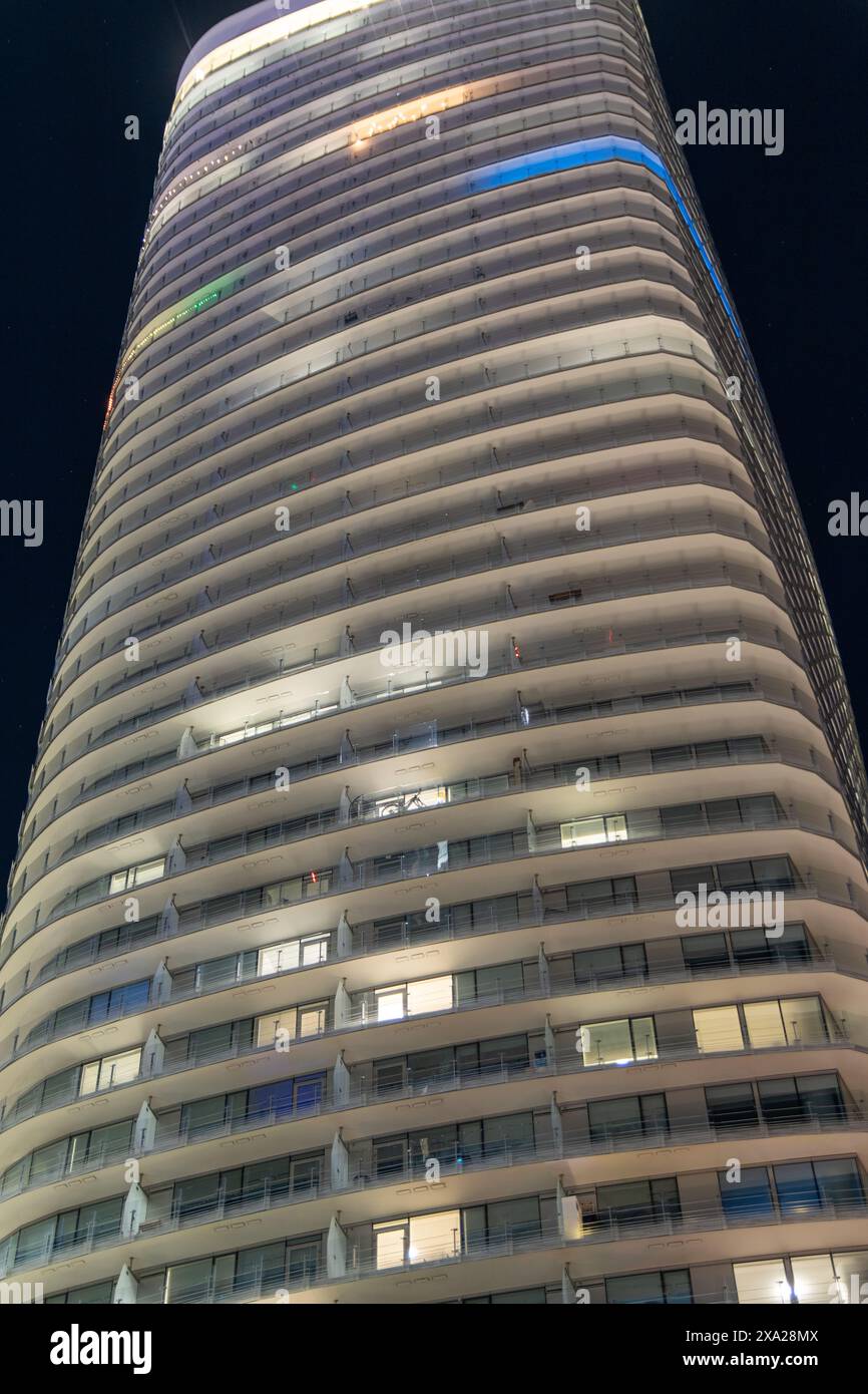 Ctyscape appartement balcons gratte-ciel illuminé la nuit Banque D'Images