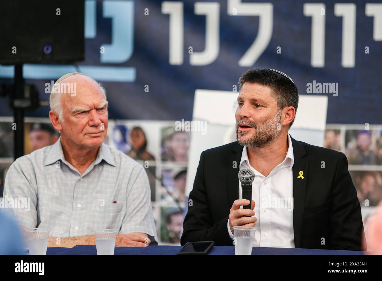 Le ministre israélien des Finances, Bezalel Smotric, s'adresse aux proches des Israéliens retenus en otage pendant le rassemblement. Les parents et amis d'Israéliens pris en otage par des militants palestiniens du Hamas dans la bande de Gaza, se sont rassemblés pour écouter le ministre israélien des Finances lors d'un rassemblement dans le centre de Jérusalem. Les partenaires de la coalition d'extrême droite du premier ministre israélien, le ministre de la sécurité nationale Itamar Ben Gvir et le ministre des Finances Bezalel Smotrich ont menacé le 1er juin de quitter le gouvernement s'il allait de l'avant avec un accord de libération d'otages décrit par le président américain Joe Biden. Banque D'Images Le ministre israélien des Finances, Bezalel Smotric, s'adresse aux proches des Israéliens retenus en otage pendant le rassemblement. Les parents et amis d'Israéliens pris en otage par des militants palestiniens du Hamas dans la bande de Gaza, se sont rassemblés pour écouter le ministre israélien des Finances lors d'un rassemblement dans le centre de Jérusalem. Les partenaires de la coalition d'extrême droite du premier ministre israélien, le ministre de la sécurité nationale Itamar Ben Gvir et le ministre des Finances Bezalel Smotrich ont menacé le 1er juin de quitter le gouvernement s'il allait de l'avant avec un accord de libération d'otages décrit par le président américain Joe Biden. Banque D'Images