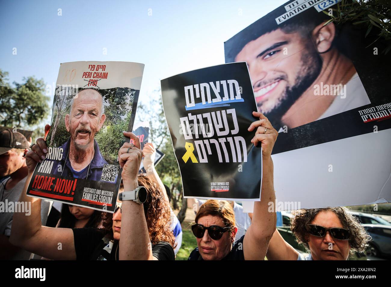 Les parents et amis d'Israéliens retenus en otage par des militants palestiniens du Hamas dans la bande de Gaza tiennent des pancartes avec des photos de leurs proches pendant le rassemblement. Les parents et amis d'Israéliens pris en otage par des militants palestiniens du Hamas dans la bande de Gaza, se sont rassemblés pour écouter le ministre israélien des Finances lors d'un rassemblement dans le centre de Jérusalem. Les partenaires d'extrême droite de la coalition du premier ministre israélien, le ministre de la sécurité nationale Itamar Ben Gvir et le ministre des Finances Bezalel Smotrich ont menacé le 1er juin de quitter le gouvernement s'il allait de l'avant avec un accord de libération d'otages Banque D'Images Les parents et amis d'Israéliens retenus en otage par des militants palestiniens du Hamas dans la bande de Gaza tiennent des pancartes avec des photos de leurs proches pendant le rassemblement. Les parents et amis d'Israéliens pris en otage par des militants palestiniens du Hamas dans la bande de Gaza, se sont rassemblés pour écouter le ministre israélien des Finances lors d'un rassemblement dans le centre de Jérusalem. Les partenaires d'extrême droite de la coalition du premier ministre israélien, le ministre de la sécurité nationale Itamar Ben Gvir et le ministre des Finances Bezalel Smotrich ont menacé le 1er juin de quitter le gouvernement s'il allait de l'avant avec un accord de libération d'otages Banque D'Images
