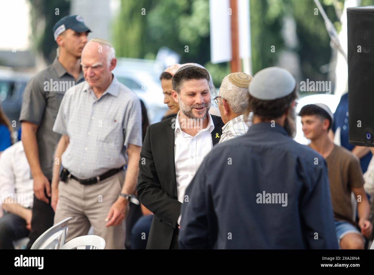 Le ministre israélien des Finances, Bezalel Smotric, s'adresse aux proches des Israéliens retenus en otage pendant le rassemblement. Les parents et amis d'Israéliens pris en otage par des militants palestiniens du Hamas dans la bande de Gaza, se sont rassemblés pour écouter le ministre israélien des Finances lors d'un rassemblement dans le centre de Jérusalem. Les partenaires de la coalition d'extrême droite du premier ministre israélien, le ministre de la sécurité nationale Itamar Ben Gvir et le ministre des Finances Bezalel Smotrich ont menacé le 1er juin de quitter le gouvernement s'il allait de l'avant avec un accord de libération d'otages décrit par le président américain Joe Biden. Banque D'Images Le ministre israélien des Finances, Bezalel Smotric, s'adresse aux proches des Israéliens retenus en otage pendant le rassemblement. Les parents et amis d'Israéliens pris en otage par des militants palestiniens du Hamas dans la bande de Gaza, se sont rassemblés pour écouter le ministre israélien des Finances lors d'un rassemblement dans le centre de Jérusalem. Les partenaires de la coalition d'extrême droite du premier ministre israélien, le ministre de la sécurité nationale Itamar Ben Gvir et le ministre des Finances Bezalel Smotrich ont menacé le 1er juin de quitter le gouvernement s'il allait de l'avant avec un accord de libération d'otages décrit par le président américain Joe Biden. Banque D'Images