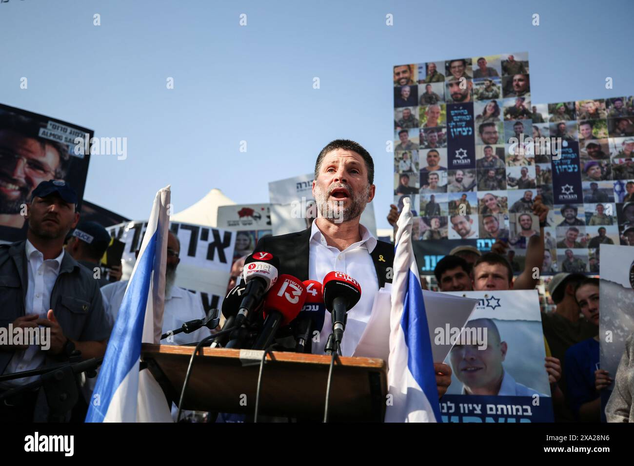 Le ministre israélien des Finances, Bezalel Smotric, s'adresse aux proches des Israéliens retenus en otage pendant le rassemblement. Les parents et amis d'Israéliens pris en otage par des militants palestiniens du Hamas dans la bande de Gaza, se sont rassemblés pour écouter le ministre israélien des Finances lors d'un rassemblement dans le centre de Jérusalem. Les partenaires de la coalition d'extrême droite du premier ministre israélien, le ministre de la sécurité nationale Itamar Ben Gvir et le ministre des Finances Bezalel Smotrich ont menacé le 1er juin de quitter le gouvernement s'il allait de l'avant avec un accord de libération d'otages décrit par le président américain Joe Biden. Banque D'Images Le ministre israélien des Finances, Bezalel Smotric, s'adresse aux proches des Israéliens retenus en otage pendant le rassemblement. Les parents et amis d'Israéliens pris en otage par des militants palestiniens du Hamas dans la bande de Gaza, se sont rassemblés pour écouter le ministre israélien des Finances lors d'un rassemblement dans le centre de Jérusalem. Les partenaires de la coalition d'extrême droite du premier ministre israélien, le ministre de la sécurité nationale Itamar Ben Gvir et le ministre des Finances Bezalel Smotrich ont menacé le 1er juin de quitter le gouvernement s'il allait de l'avant avec un accord de libération d'otages décrit par le président américain Joe Biden. Banque D'Images