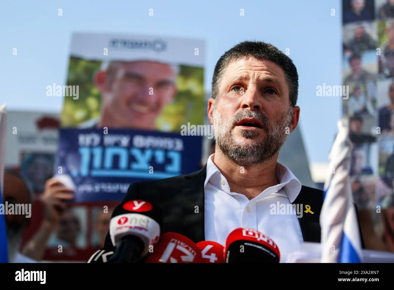 Le ministre israélien des Finances, Bezalel Smotric, s'adresse aux proches des Israéliens retenus en otage pendant le rassemblement. Les parents et amis d'Israéliens pris en otage par des militants palestiniens du Hamas dans la bande de Gaza, se sont rassemblés pour écouter le ministre israélien des Finances lors d'un rassemblement dans le centre de Jérusalem. Les partenaires de la coalition d'extrême droite du premier ministre israélien, le ministre de la sécurité nationale Itamar Ben Gvir et le ministre des Finances Bezalel Smotrich ont menacé le 1er juin de quitter le gouvernement s'il allait de l'avant avec un accord de libération d'otages décrit par le président américain Joe Biden. Banque D'Images Le ministre israélien des Finances, Bezalel Smotric, s'adresse aux proches des Israéliens retenus en otage pendant le rassemblement. Les parents et amis d'Israéliens pris en otage par des militants palestiniens du Hamas dans la bande de Gaza, se sont rassemblés pour écouter le ministre israélien des Finances lors d'un rassemblement dans le centre de Jérusalem. Les partenaires de la coalition d'extrême droite du premier ministre israélien, le ministre de la sécurité nationale Itamar Ben Gvir et le ministre des Finances Bezalel Smotrich ont menacé le 1er juin de quitter le gouvernement s'il allait de l'avant avec un accord de libération d'otages décrit par le président américain Joe Biden. Banque D'Images