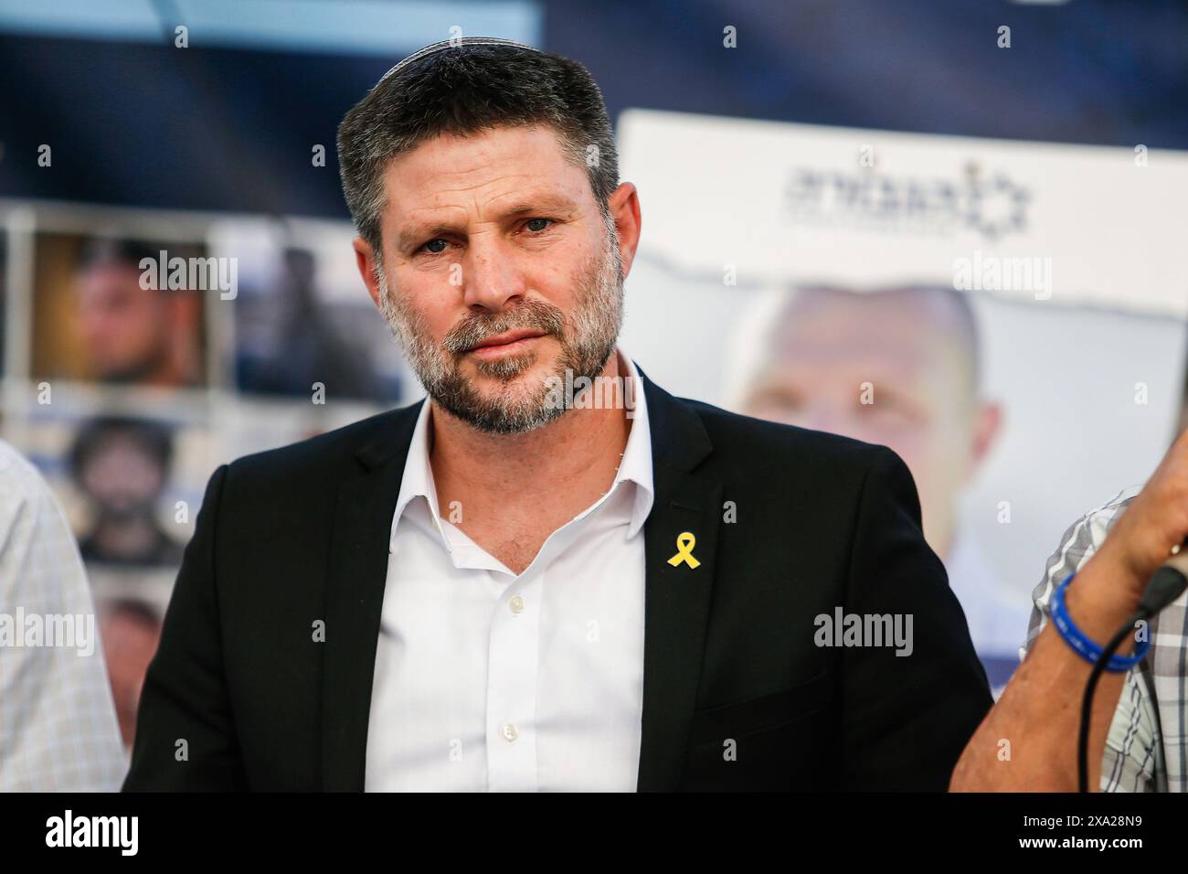 Le ministre israélien des Finances, Bezalel Smotric, s'adresse aux proches des Israéliens retenus en otage pendant le rassemblement. Les parents et amis d'Israéliens pris en otage par des militants palestiniens du Hamas dans la bande de Gaza, se sont rassemblés pour écouter le ministre israélien des Finances lors d'un rassemblement dans le centre de Jérusalem. Les partenaires de la coalition d'extrême droite du premier ministre israélien, le ministre de la sécurité nationale Itamar Ben Gvir et le ministre des Finances Bezalel Smotrich ont menacé le 1er juin de quitter le gouvernement s'il allait de l'avant avec un accord de libération d'otages décrit par le président américain Joe Biden. Banque D'Images Le ministre israélien des Finances, Bezalel Smotric, s'adresse aux proches des Israéliens retenus en otage pendant le rassemblement. Les parents et amis d'Israéliens pris en otage par des militants palestiniens du Hamas dans la bande de Gaza, se sont rassemblés pour écouter le ministre israélien des Finances lors d'un rassemblement dans le centre de Jérusalem. Les partenaires de la coalition d'extrême droite du premier ministre israélien, le ministre de la sécurité nationale Itamar Ben Gvir et le ministre des Finances Bezalel Smotrich ont menacé le 1er juin de quitter le gouvernement s'il allait de l'avant avec un accord de libération d'otages décrit par le président américain Joe Biden. Banque D'Images