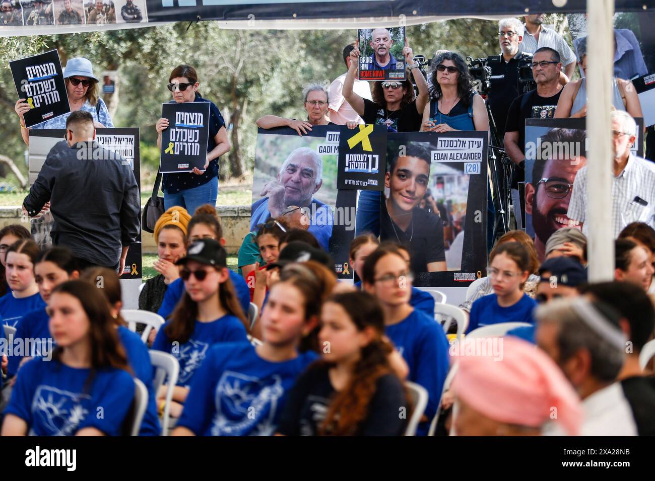 Les parents et amis d'Israéliens retenus en otage par des militants palestiniens du Hamas dans la bande de Gaza tiennent des pancartes avec des photos de leurs proches pendant le rassemblement. Les parents et amis d'Israéliens pris en otage par des militants palestiniens du Hamas dans la bande de Gaza, se sont rassemblés pour écouter le ministre israélien des Finances lors d'un rassemblement dans le centre de Jérusalem. Les partenaires d'extrême droite de la coalition du premier ministre israélien, le ministre de la sécurité nationale Itamar Ben Gvir et le ministre des Finances Bezalel Smotrich ont menacé le 1er juin de quitter le gouvernement s'il allait de l'avant avec un accord de libération d'otages Banque D'Images Les parents et amis d'Israéliens retenus en otage par des militants palestiniens du Hamas dans la bande de Gaza tiennent des pancartes avec des photos de leurs proches pendant le rassemblement. Les parents et amis d'Israéliens pris en otage par des militants palestiniens du Hamas dans la bande de Gaza, se sont rassemblés pour écouter le ministre israélien des Finances lors d'un rassemblement dans le centre de Jérusalem. Les partenaires d'extrême droite de la coalition du premier ministre israélien, le ministre de la sécurité nationale Itamar Ben Gvir et le ministre des Finances Bezalel Smotrich ont menacé le 1er juin de quitter le gouvernement s'il allait de l'avant avec un accord de libération d'otages Banque D'Images