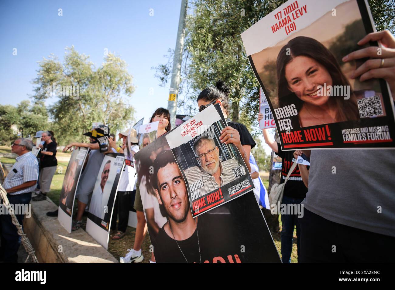 Les parents et amis d'Israéliens retenus en otage par des militants palestiniens du Hamas dans la bande de Gaza tiennent des pancartes avec des photos de leurs proches pendant le rassemblement. Les parents et amis d'Israéliens pris en otage par des militants palestiniens du Hamas dans la bande de Gaza, se sont rassemblés pour écouter le ministre israélien des Finances lors d'un rassemblement dans le centre de Jérusalem. Les partenaires d'extrême droite de la coalition du premier ministre israélien, le ministre de la sécurité nationale Itamar Ben Gvir et le ministre des Finances Bezalel Smotrich ont menacé le 1er juin de quitter le gouvernement s'il allait de l'avant avec un accord de libération d'otages Banque D'Images Les parents et amis d'Israéliens retenus en otage par des militants palestiniens du Hamas dans la bande de Gaza tiennent des pancartes avec des photos de leurs proches pendant le rassemblement. Les parents et amis d'Israéliens pris en otage par des militants palestiniens du Hamas dans la bande de Gaza, se sont rassemblés pour écouter le ministre israélien des Finances lors d'un rassemblement dans le centre de Jérusalem. Les partenaires d'extrême droite de la coalition du premier ministre israélien, le ministre de la sécurité nationale Itamar Ben Gvir et le ministre des Finances Bezalel Smotrich ont menacé le 1er juin de quitter le gouvernement s'il allait de l'avant avec un accord de libération d'otages Banque D'Images