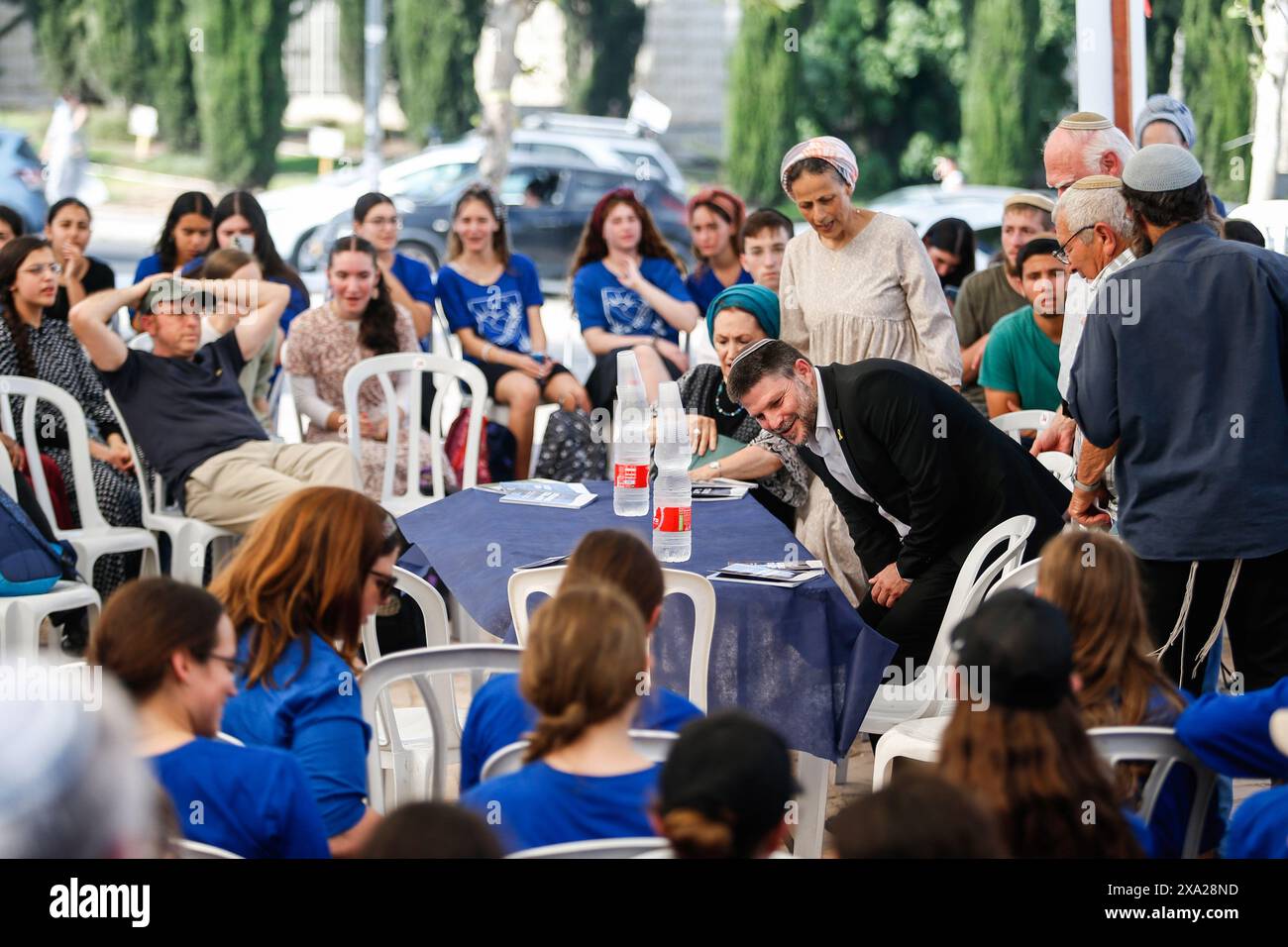 Le ministre israélien des Finances, Bezalel Smotric, s'adresse aux proches des Israéliens retenus en otage pendant le rassemblement. Les parents et amis d'Israéliens pris en otage par des militants palestiniens du Hamas dans la bande de Gaza, se sont rassemblés pour écouter le ministre israélien des Finances lors d'un rassemblement dans le centre de Jérusalem. Les partenaires de la coalition d'extrême droite du premier ministre israélien, le ministre de la sécurité nationale Itamar Ben Gvir et le ministre des Finances Bezalel Smotrich ont menacé le 1er juin de quitter le gouvernement s'il allait de l'avant avec un accord de libération d'otages décrit par le président américain Joe Biden. Banque D'Images Le ministre israélien des Finances, Bezalel Smotric, s'adresse aux proches des Israéliens retenus en otage pendant le rassemblement. Les parents et amis d'Israéliens pris en otage par des militants palestiniens du Hamas dans la bande de Gaza, se sont rassemblés pour écouter le ministre israélien des Finances lors d'un rassemblement dans le centre de Jérusalem. Les partenaires de la coalition d'extrême droite du premier ministre israélien, le ministre de la sécurité nationale Itamar Ben Gvir et le ministre des Finances Bezalel Smotrich ont menacé le 1er juin de quitter le gouvernement s'il allait de l'avant avec un accord de libération d'otages décrit par le président américain Joe Biden. Banque D'Images