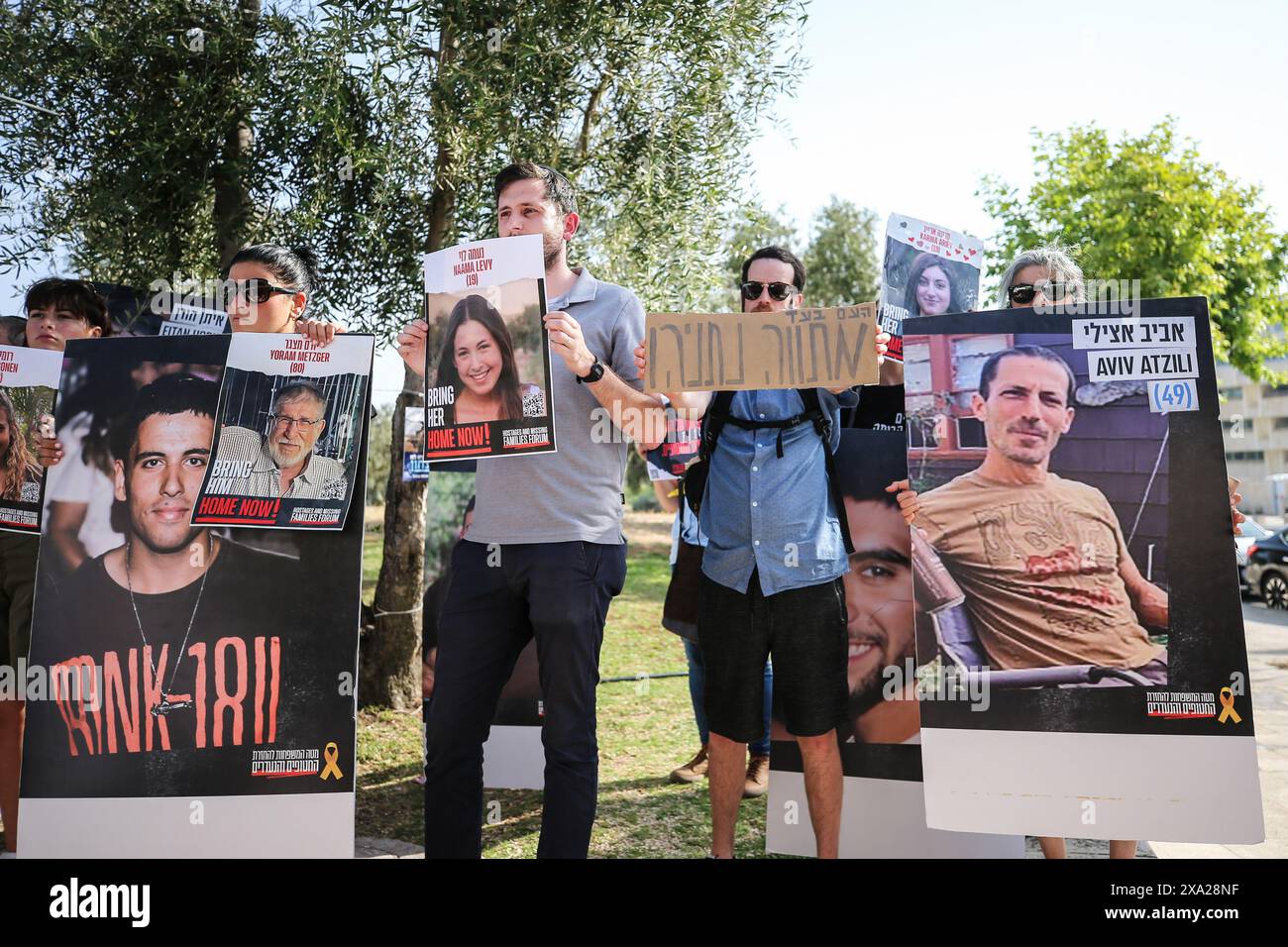 Les parents et amis d'Israéliens retenus en otage par des militants palestiniens du Hamas dans la bande de Gaza tiennent des pancartes avec des photos de leurs proches pendant le rassemblement. Les parents et amis d'Israéliens pris en otage par des militants palestiniens du Hamas dans la bande de Gaza, se sont rassemblés pour écouter le ministre israélien des Finances lors d'un rassemblement dans le centre de Jérusalem. Les partenaires d'extrême droite de la coalition du premier ministre israélien, le ministre de la sécurité nationale Itamar Ben Gvir et le ministre des Finances Bezalel Smotrich ont menacé le 1er juin de quitter le gouvernement s'il allait de l'avant avec un accord de libération d'otages Banque D'Images Les parents et amis d'Israéliens retenus en otage par des militants palestiniens du Hamas dans la bande de Gaza tiennent des pancartes avec des photos de leurs proches pendant le rassemblement. Les parents et amis d'Israéliens pris en otage par des militants palestiniens du Hamas dans la bande de Gaza, se sont rassemblés pour écouter le ministre israélien des Finances lors d'un rassemblement dans le centre de Jérusalem. Les partenaires d'extrême droite de la coalition du premier ministre israélien, le ministre de la sécurité nationale Itamar Ben Gvir et le ministre des Finances Bezalel Smotrich ont menacé le 1er juin de quitter le gouvernement s'il allait de l'avant avec un accord de libération d'otages Banque D'Images