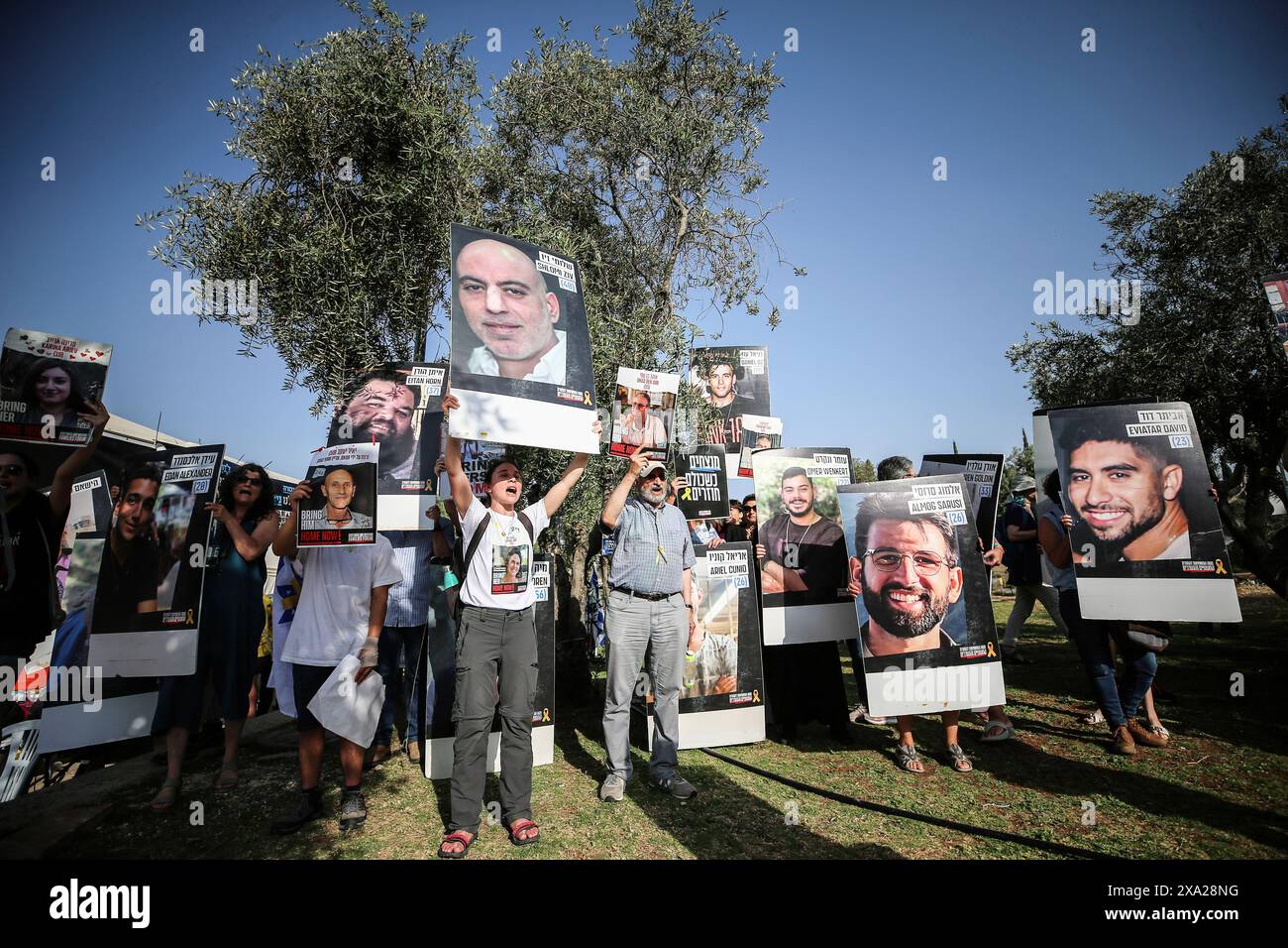 Les parents et amis d'Israéliens retenus en otage par des militants palestiniens du Hamas dans la bande de Gaza tiennent des pancartes avec des photos de leurs proches pendant le rassemblement. Les parents et amis d'Israéliens pris en otage par des militants palestiniens du Hamas dans la bande de Gaza, se sont rassemblés pour écouter le ministre israélien des Finances lors d'un rassemblement dans le centre de Jérusalem. Les partenaires d'extrême droite de la coalition du premier ministre israélien, le ministre de la sécurité nationale Itamar Ben Gvir et le ministre des Finances Bezalel Smotrich ont menacé le 1er juin de quitter le gouvernement s'il allait de l'avant avec un accord de libération d'otages Banque D'Images Les parents et amis d'Israéliens retenus en otage par des militants palestiniens du Hamas dans la bande de Gaza tiennent des pancartes avec des photos de leurs proches pendant le rassemblement. Les parents et amis d'Israéliens pris en otage par des militants palestiniens du Hamas dans la bande de Gaza, se sont rassemblés pour écouter le ministre israélien des Finances lors d'un rassemblement dans le centre de Jérusalem. Les partenaires d'extrême droite de la coalition du premier ministre israélien, le ministre de la sécurité nationale Itamar Ben Gvir et le ministre des Finances Bezalel Smotrich ont menacé le 1er juin de quitter le gouvernement s'il allait de l'avant avec un accord de libération d'otages Banque D'Images