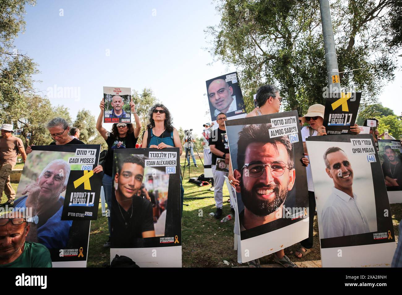 Les parents et amis d'Israéliens retenus en otage par des militants palestiniens du Hamas dans la bande de Gaza tiennent des pancartes avec des photos de leurs proches pendant le rassemblement. Les parents et amis d'Israéliens pris en otage par des militants palestiniens du Hamas dans la bande de Gaza, se sont rassemblés pour écouter le ministre israélien des Finances lors d'un rassemblement dans le centre de Jérusalem. Les partenaires d'extrême droite de la coalition du premier ministre israélien, le ministre de la sécurité nationale Itamar Ben Gvir et le ministre des Finances Bezalel Smotrich ont menacé le 1er juin de quitter le gouvernement s'il allait de l'avant avec un accord de libération d'otages Banque D'Images Les parents et amis d'Israéliens retenus en otage par des militants palestiniens du Hamas dans la bande de Gaza tiennent des pancartes avec des photos de leurs proches pendant le rassemblement. Les parents et amis d'Israéliens pris en otage par des militants palestiniens du Hamas dans la bande de Gaza, se sont rassemblés pour écouter le ministre israélien des Finances lors d'un rassemblement dans le centre de Jérusalem. Les partenaires d'extrême droite de la coalition du premier ministre israélien, le ministre de la sécurité nationale Itamar Ben Gvir et le ministre des Finances Bezalel Smotrich ont menacé le 1er juin de quitter le gouvernement s'il allait de l'avant avec un accord de libération d'otages Banque D'Images